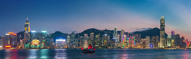 victoria hafen von hong kong - hong kong skyline panoramic china stock-fotos und bilder