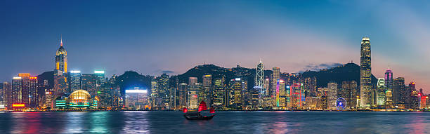 ビクトリア港、香港の - hong kong skyline panoramic china ストックフォトと画像