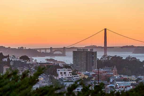 mostu golden gate w zachód słońca - sun lighting equipment san francisco county downtown district zdjęcia i obrazy z banku zdjęć