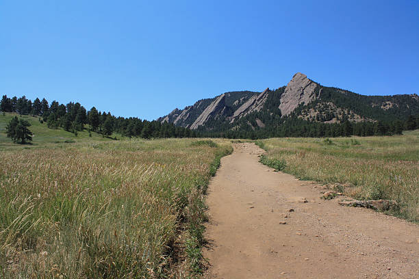 이 flatirons 트레일 - flatirons colorado boulder mountain range 뉴스 사진 이미지