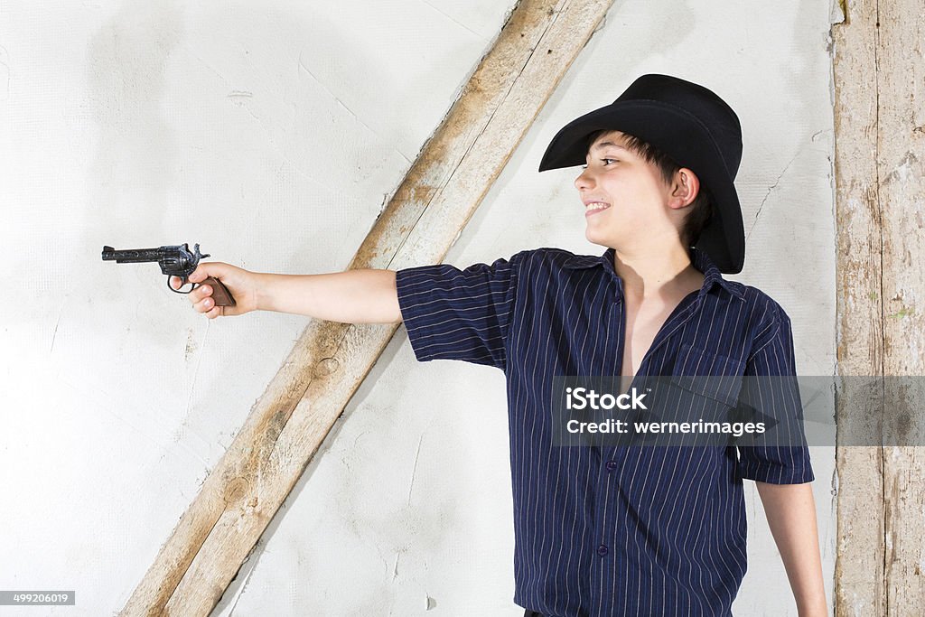 young boy as a cowboy young boy dressed as a cowboy with hat and gun Boys Stock Photo