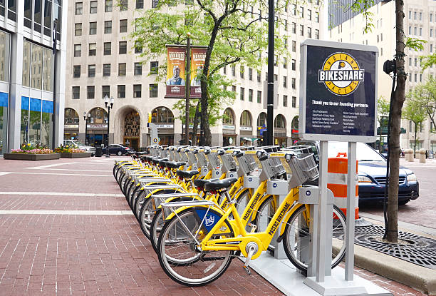 bike share indianapolis vue sur la rue avec panneau - pacers photos et images de collection