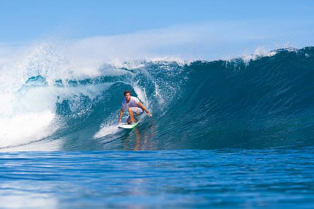 surfer sur la vague. - spraying beaches summer sunlight photos et images de collection