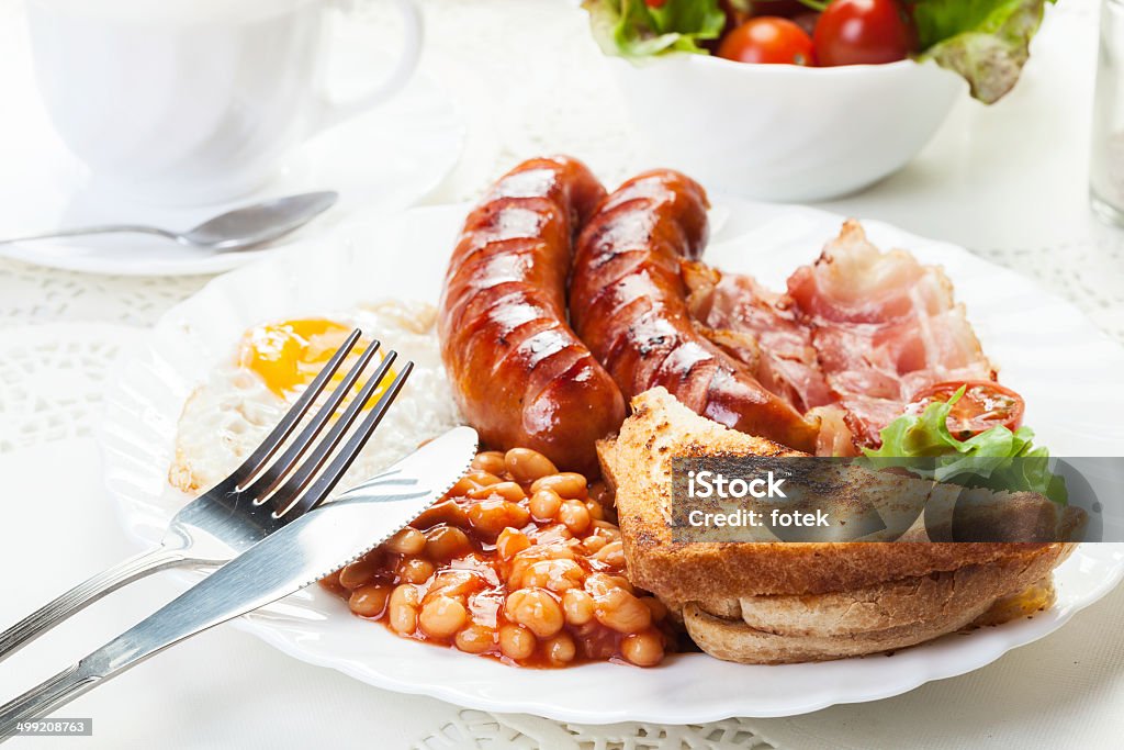 Desayuno inglés completo con tocino, salchichas, huevos y judías en salsa de tomate - Foto de stock de Alimento libre de derechos