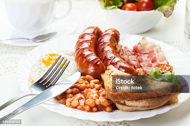 Desayuno Inglés Completo Con Tocino Salchichas Huevos Y Judías En Salsa De Tomate Foto de stock y más banco de imágenes de Alimento