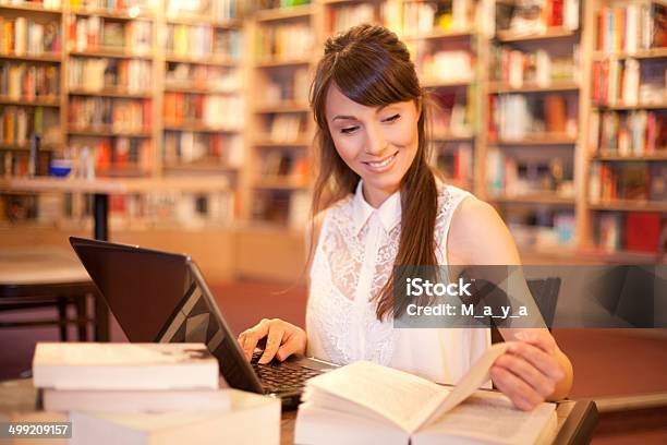 Frau In Der Bibliothek Stockfoto und mehr Bilder von Arbeiten - Arbeiten, Archiv, Bibliothek