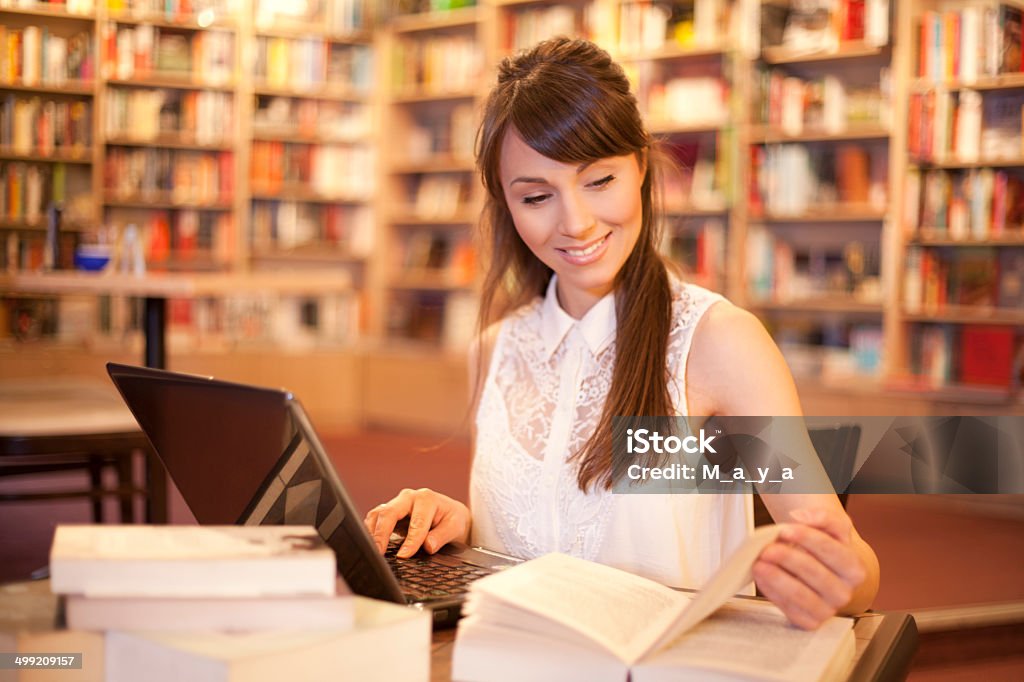 Mulher na biblioteca - Royalty-free Adulto Foto de stock