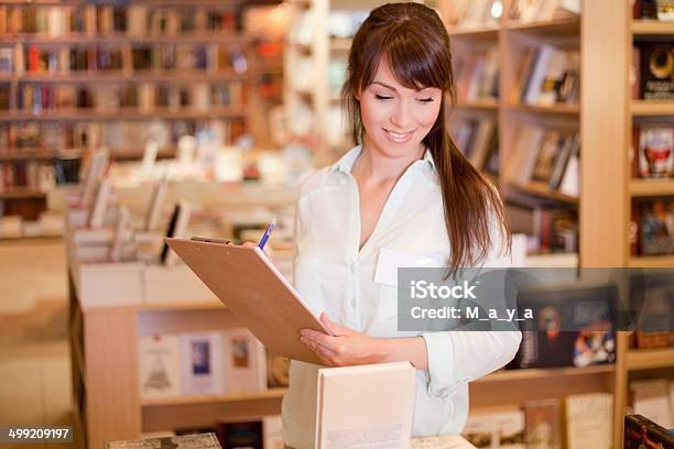 書店で働く女性 - オーナーのストックフォトや画像を多数ご用意 - オーナー, 書店, 1人