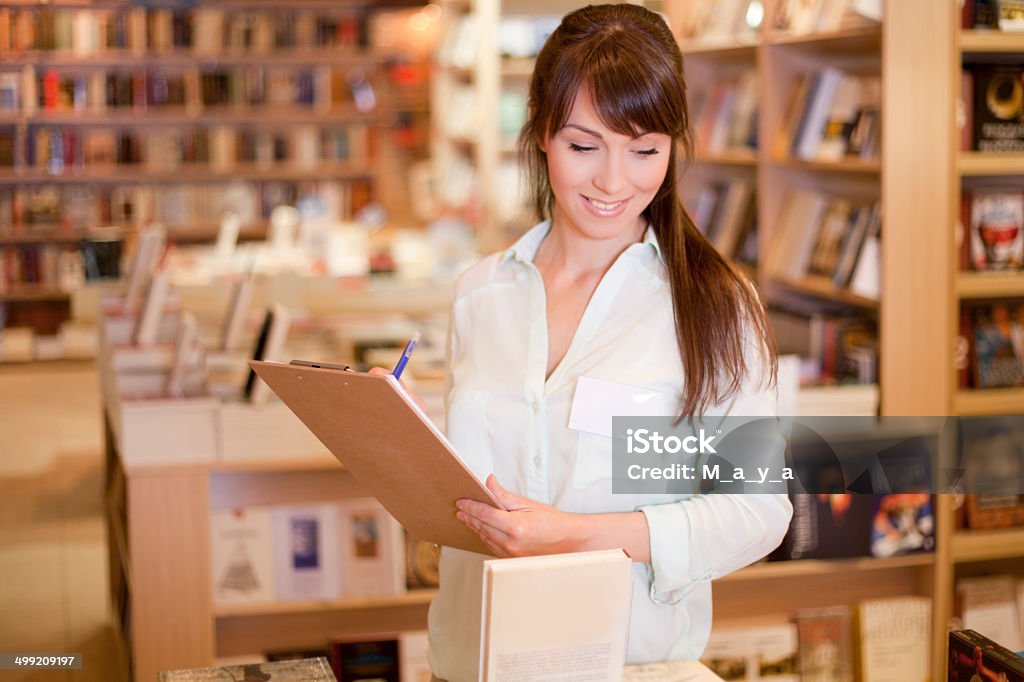 Kobiet pracujących w księgarni - Zbiór zdjęć royalty-free (Księgarnia)