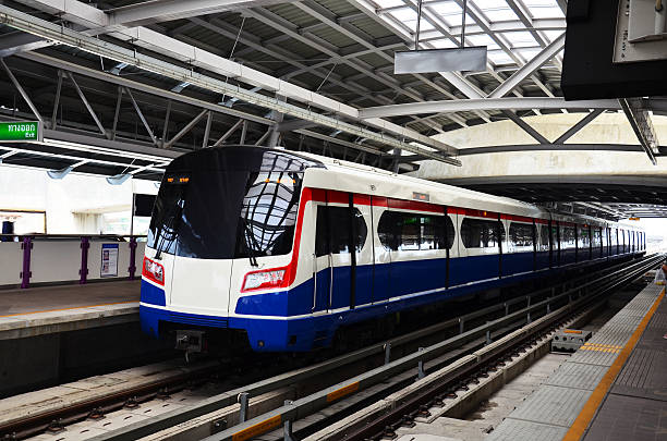 bts electric railway pociągu w bangkoku w tajlandii - bangkok mass transit system zdjęcia i obrazy z banku zdjęć