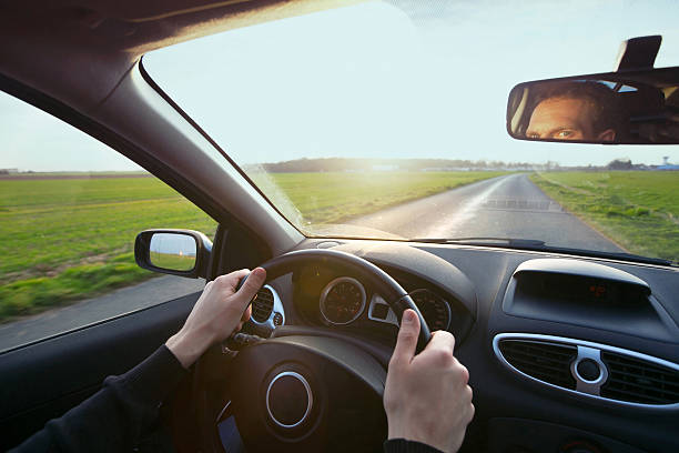 guida auto con le mani sul volante - people traveling abstract glass men foto e immagini stock