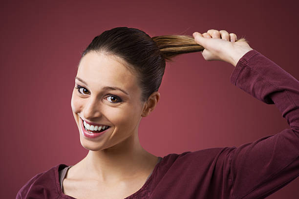 forte cabelo saudável - ponytail human hair pulling women imagens e fotografias de stock