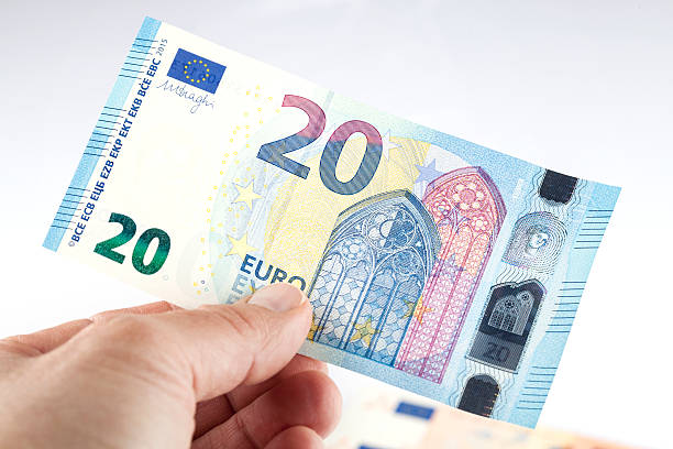 a nova nota de vinte euros-de dezembro de 2015 - nota de vinte euros - fotografias e filmes do acervo