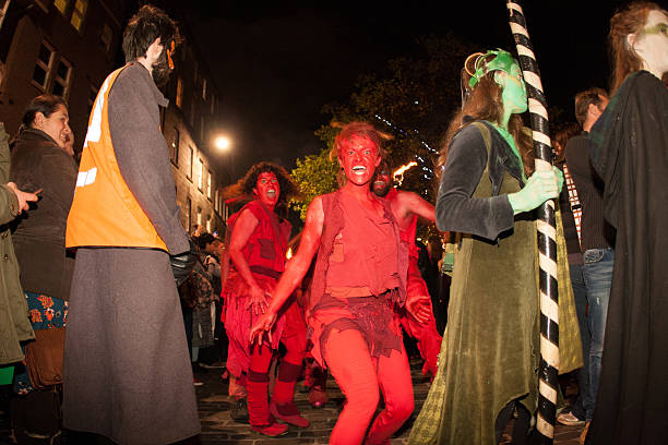 rosso fuoco, ballerini al samhuinn festival di edimburgo - celtic culture paganism men fire foto e immagini stock