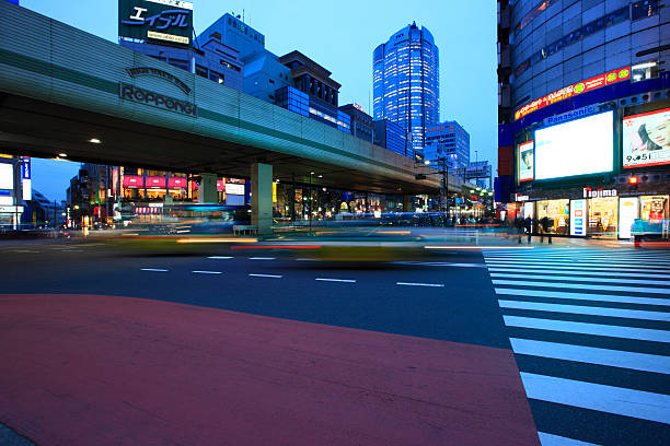 noite vista de cruzamento de roppongi - roppongi imagens e fotografias de stock