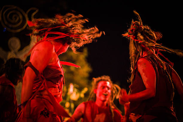 rosso fuoco, ballerini al samhuinn festival di edimburgo - celtic culture paganism men fire foto e immagini stock