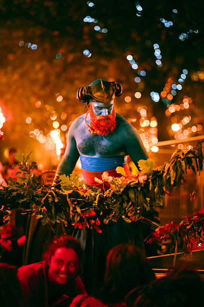 blu artisti al festival di edimburgo samhuinn fuoco - celtic culture paganism men fire foto e immagini stock