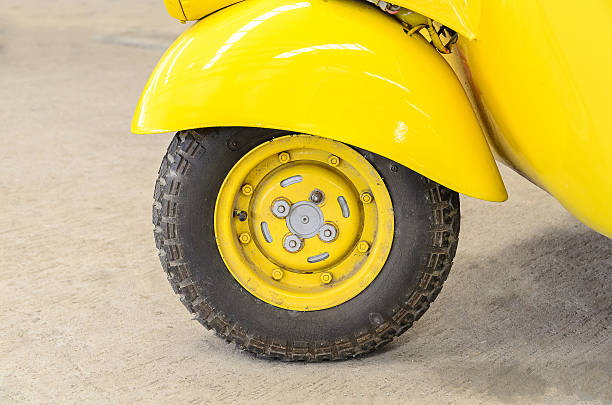 vintage jaune roue de voiture classique, les véhicules - collectors car car hubcap retro revival photos et images de collection