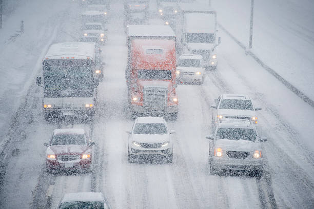 condução em uma tempestade de neve - highway truck road driving imagens e fotografias de stock