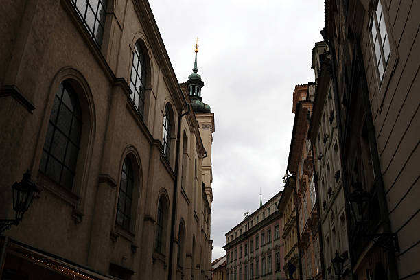 la antigua ciudad de praga - classic europe urban scene prague fotografías e imágenes de stock