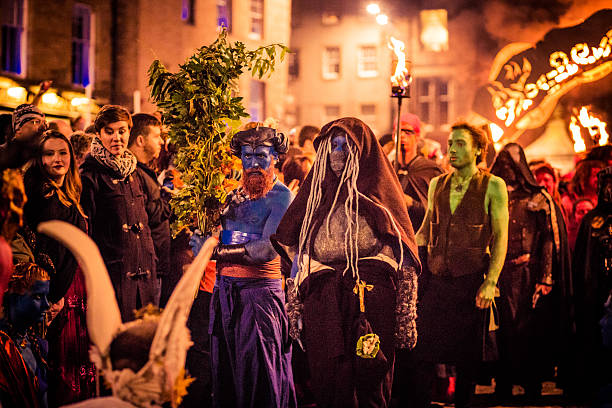 gli artisti al festival di edimburgo samhuinn fuoco - celtic culture paganism men fire foto e immagini stock