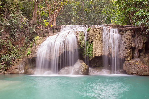 cascata foresta profonda in parco nazionale di erawan cascata kanjanaburi tailandia - flowing rock national park waterfall foto e immagini stock