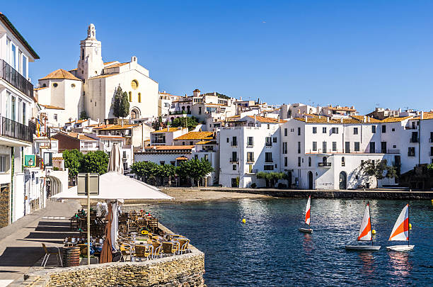 blick nahe cadaques, costa brava blue boote coast sea horizontal - cadaques stock-fotos und bilder