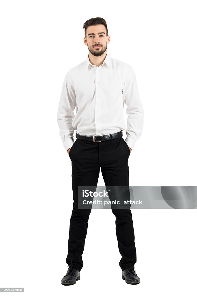 Elegante homem de negócios confiante com as mãos nos bolsos - Foto de stock de Homens royalty-free