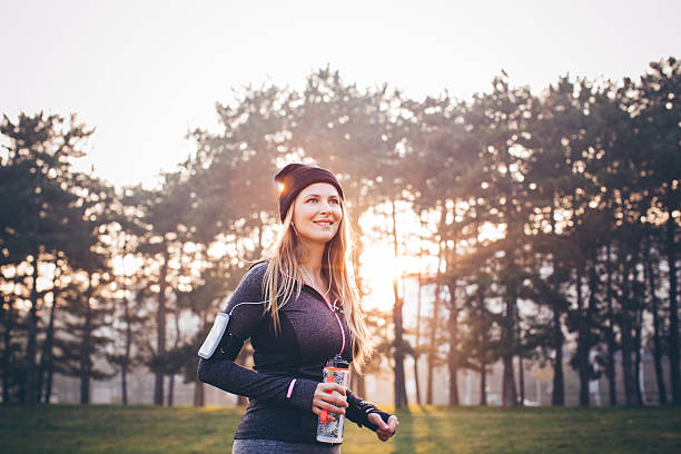 restare in forma e in salute. - jogging autumn young women women foto e immagini stock