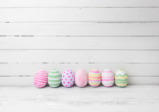 uova di pasqua dipinte in colori pastello su bianco sfondo in legno. - wood eggs easter easter egg foto e immagini stock