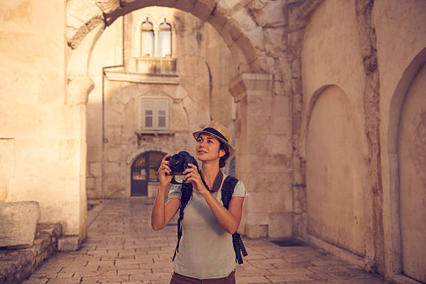 она пришла, она смотрела, она зарегистрированы. - vacations photographing brown hair 30s стоковые фото и изображения