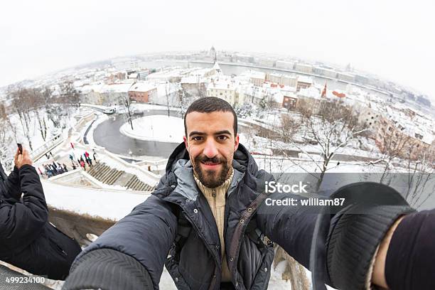 Joven Tomando Un Autorretrato En Budapest Foto de stock y más banco de imágenes de Adulto - Adulto, Adulto joven, Aire libre