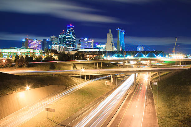 kansas city skyline de nuit - kansas city missouri photos et images de collection