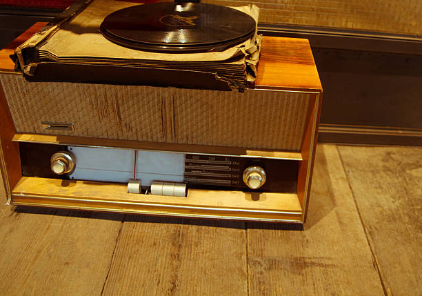 istock Old retro radio with vinyl records 499238646