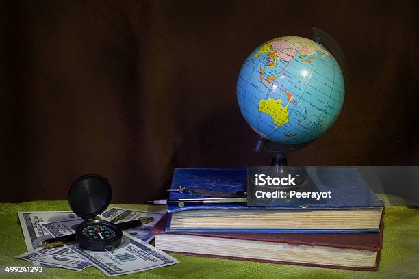 Globus Mit Geld Und Kompass Und Buchen Stockfoto und mehr Bilder von Alt - Alt, Altertümlich, Anleitung - Konzepte