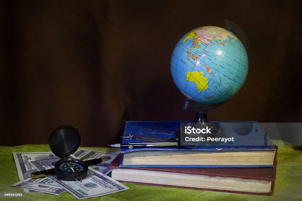 Globo com dinheiro, compass e reservar - Foto de stock de Antigo royalty-free