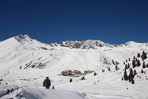 зимняя панорама kühtai, pirchkogel, irzwände, тироль, австрия - skitour стоковые фото и изображения