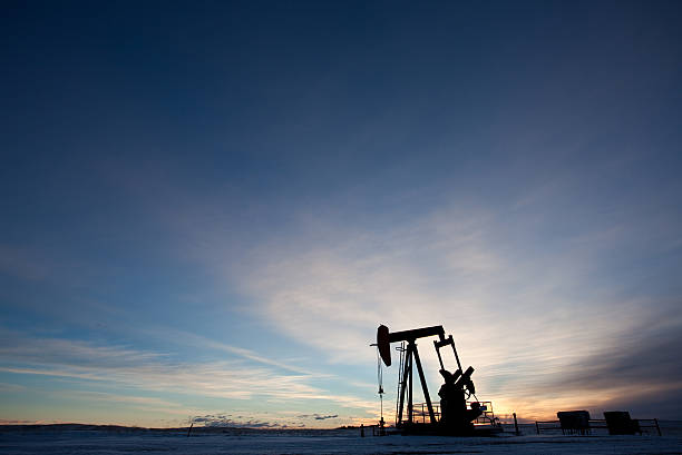 prairie pumpjack silueta - okotoks fotografías e imágenes de stock