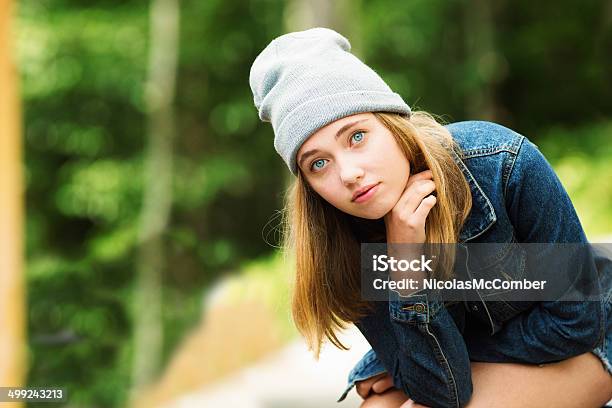 십대 여자아이 캠핑 아침입니다 세로는 14-15 살에 대한 스톡 사진 및 기타 이미지 - 14-15 살, 가출자, 고독-개념