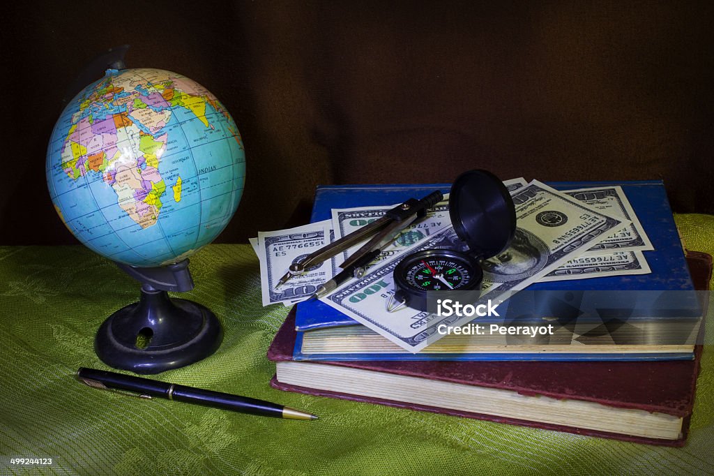 Glob z pieniędzy, kompas i Zarezerwuj. - Zbiór zdjęć royalty-free (Antyczny)