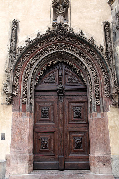 赤い木製のドア - prague old door house ストックフォトと画像