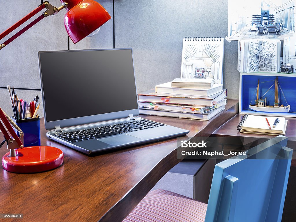 Diseño moderno escritorio de oficina con ordenador portátil y equipos - Foto de stock de Casa libre de derechos