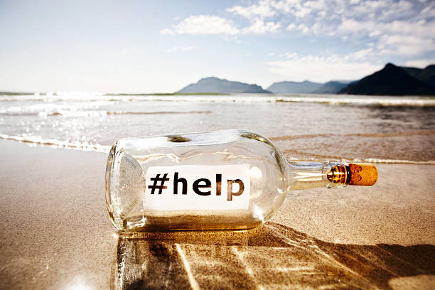 「ヘルプ」#ソーシャルメディアのバージョンのメッセージのボトル - message in a bottle beached bottle desert island ストックフォトと画像