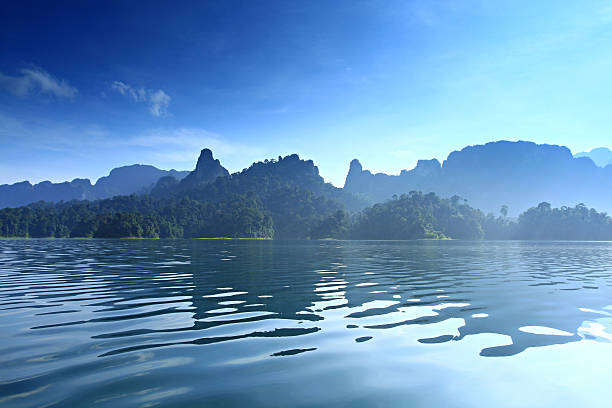 góra i mist przy khao sok suratthani, tajlandia — - rano kao zdjęcia i obrazy z banku zdjęć