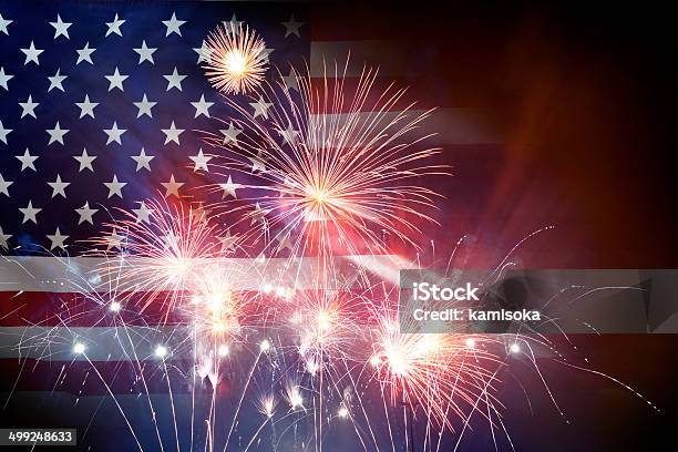 Американский Флаг С Фейерверками — стоковые фотографии и другие картинки День независимости США - День независимости США, Фейерверк - Развлекательное мероприятие, Фейерверк - Изделие