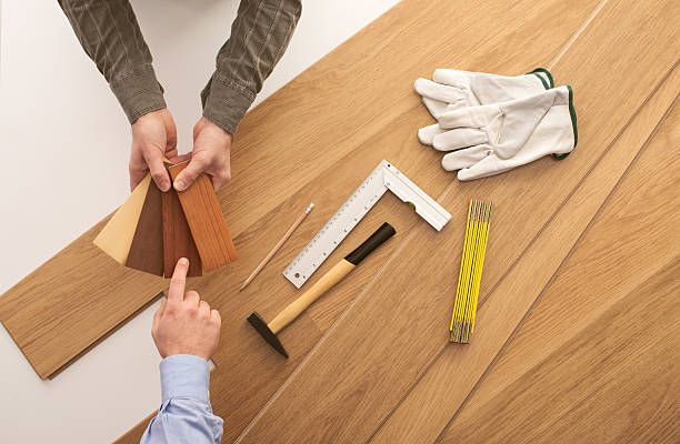 клиент выбор деревянная плинтус - wood coating floor house стоковые фото и изображения