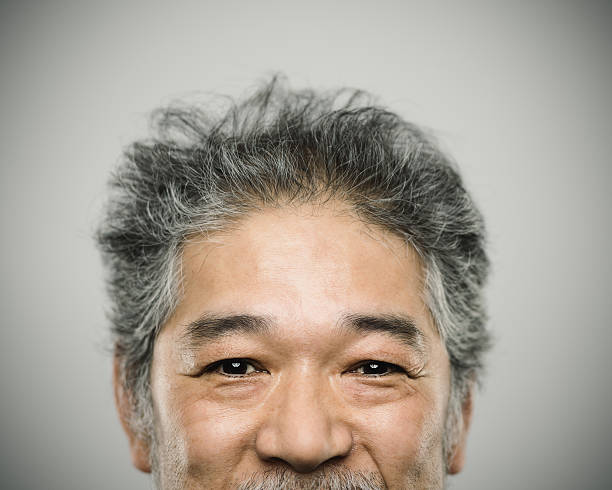 retrato de un hombre feliz con auténtico estilo japonés gris de cabello. - portrait human face chinese ethnicity real people fotografías e imágenes de stock