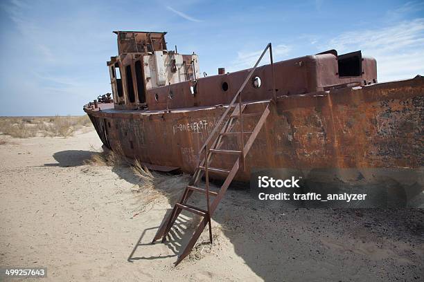 Abandonado Buque De Aral Desert Moynaq De Karakalpakstán Uzbekistán Foto de stock y más banco de imágenes de Abandonado