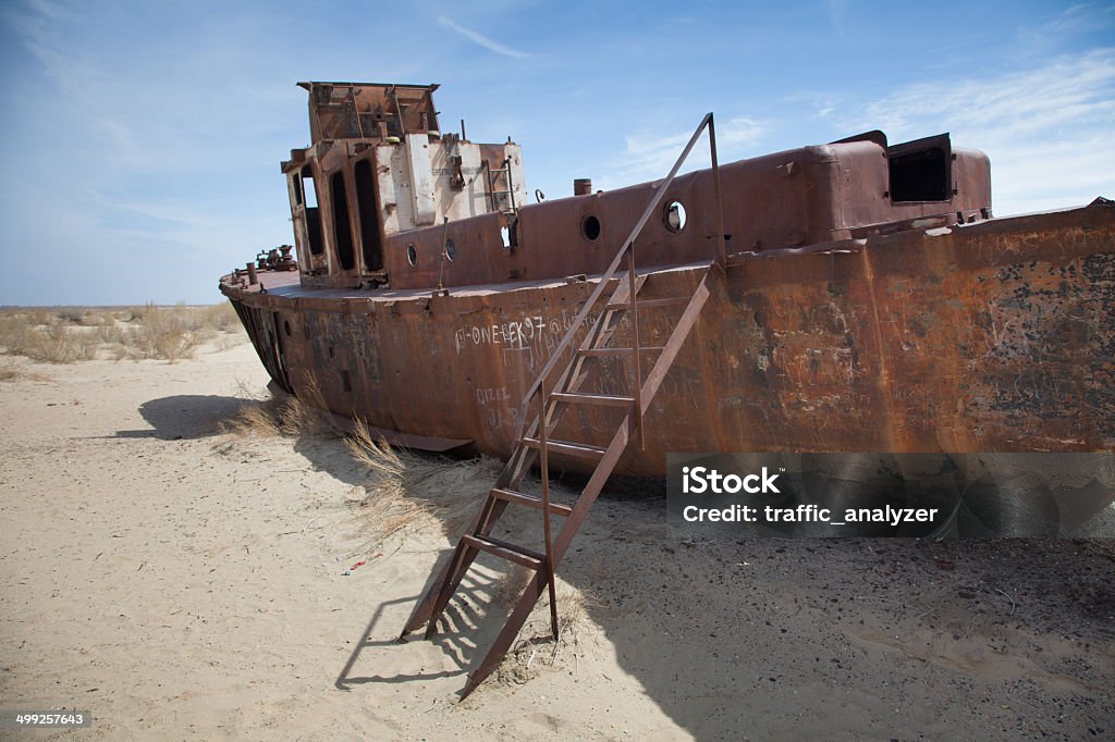 Abbandonato nel deserto di servizio Aral spedizione, Moynaq, Karakalpakstan, Uzbekistan - Foto stock royalty-free di Abbandonato