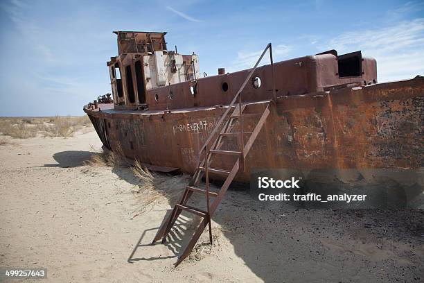 Foto de Barco Abandonado No Deserto De Aral Moynaq Karakalpakstan Uzbequistão e mais fotos de stock de Abandonado